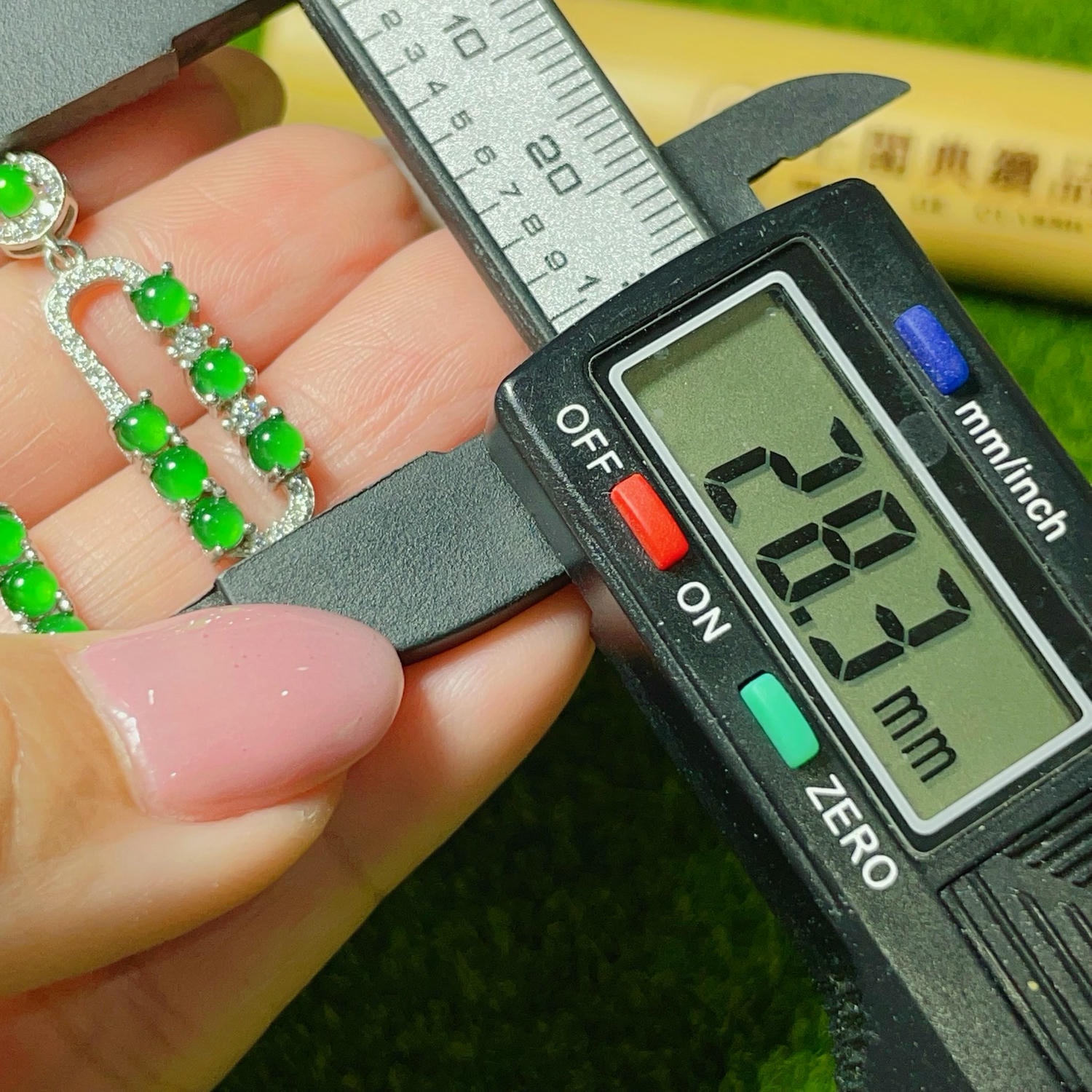 天然翡翠-A貨翡翠放光小蛋面長形耳環