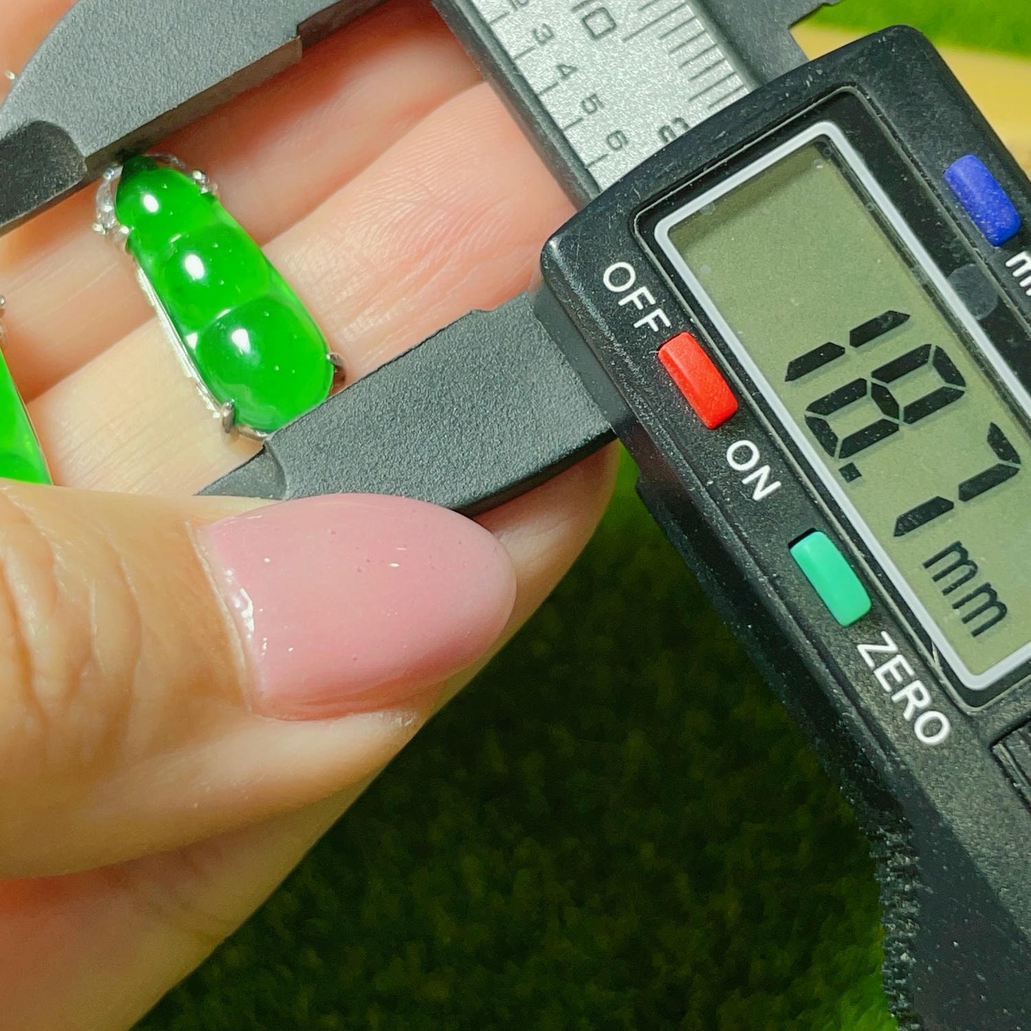 天然翡翠-A貨翡翠放光大福豆耳環