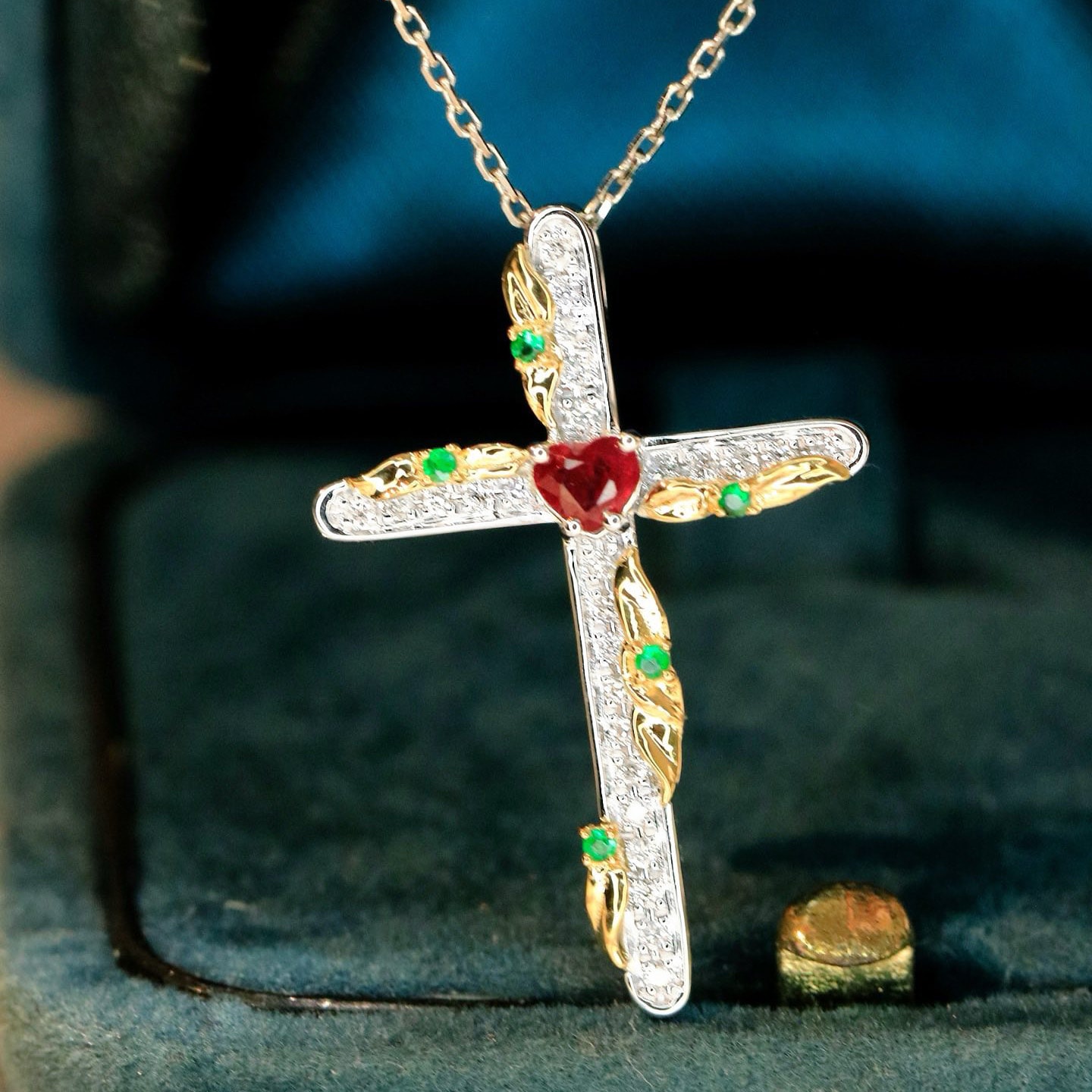 18K天然紅寶石-藝術十字架墜飾