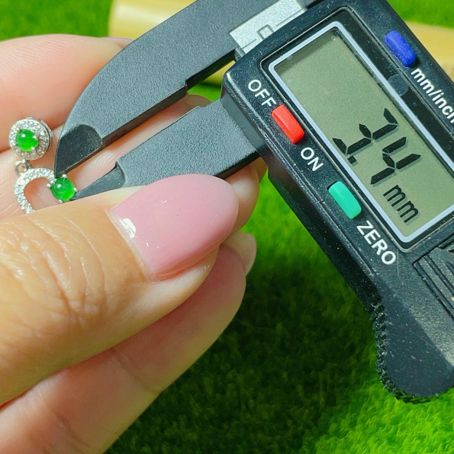 天然翡翠-A貨翡翠放光小蛋面長形耳環