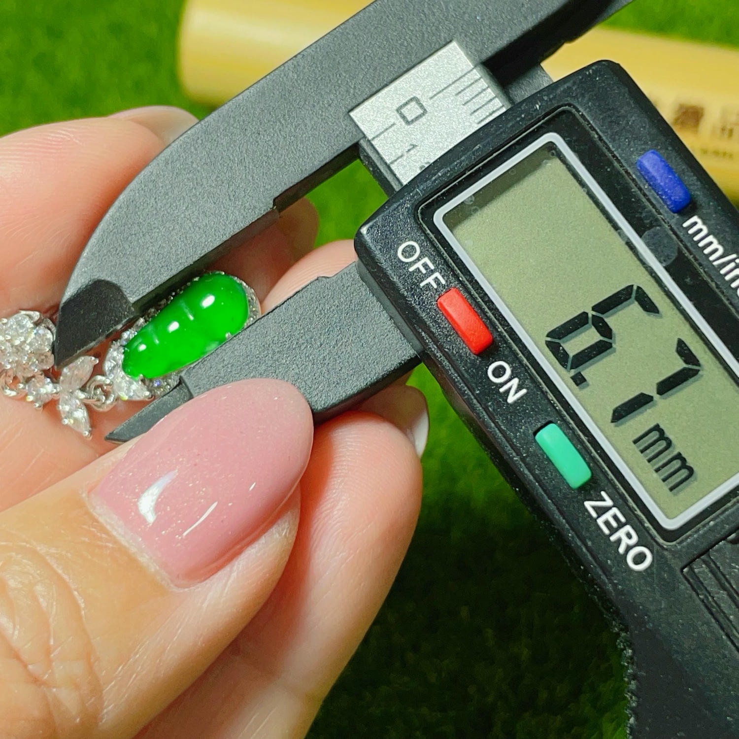 天然翡翠-A貨翡翠超級放光福豆耳環