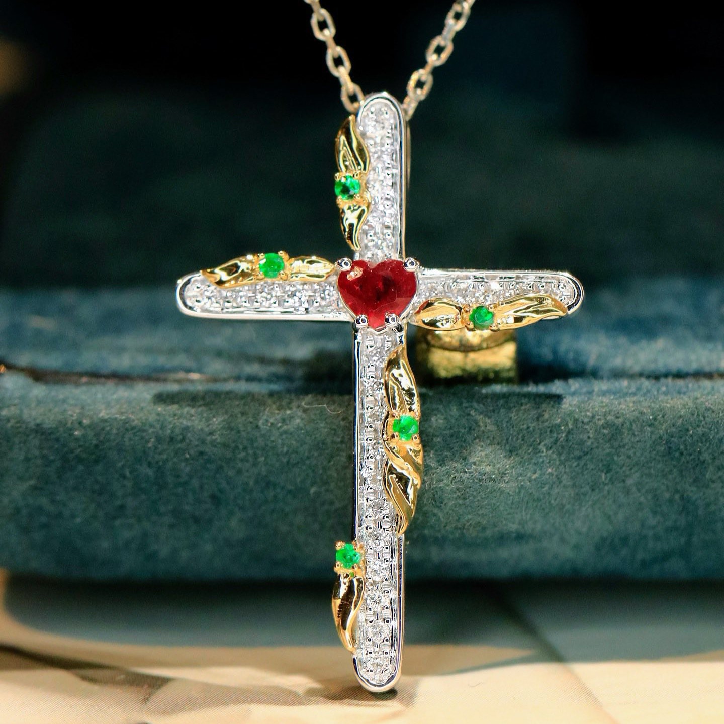 18K天然紅寶石-藝術十字架墜飾