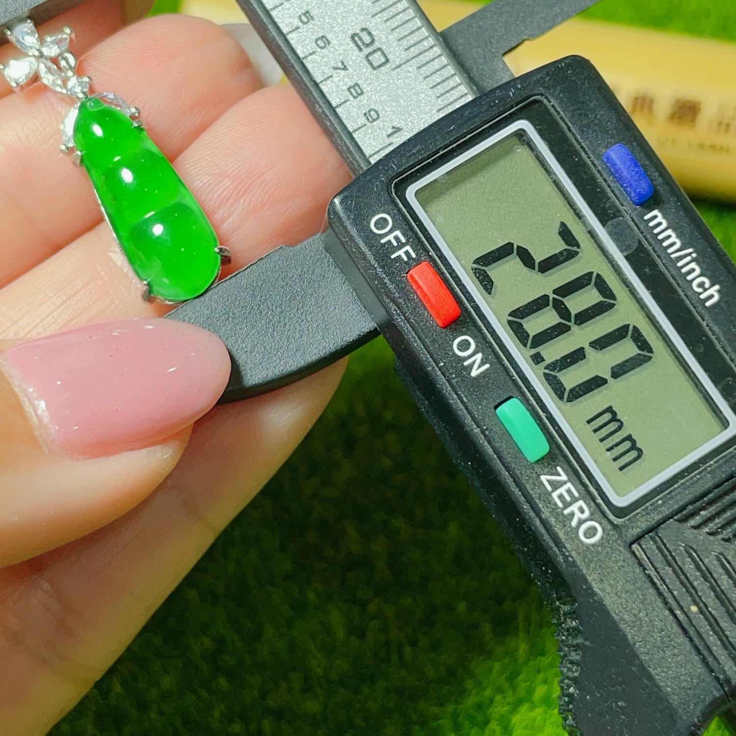 天然翡翠-A貨翡翠放光大福豆耳環