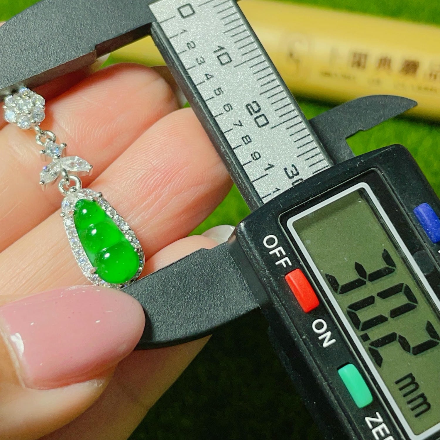 天然翡翠-A貨翡翠超級放光福豆耳環