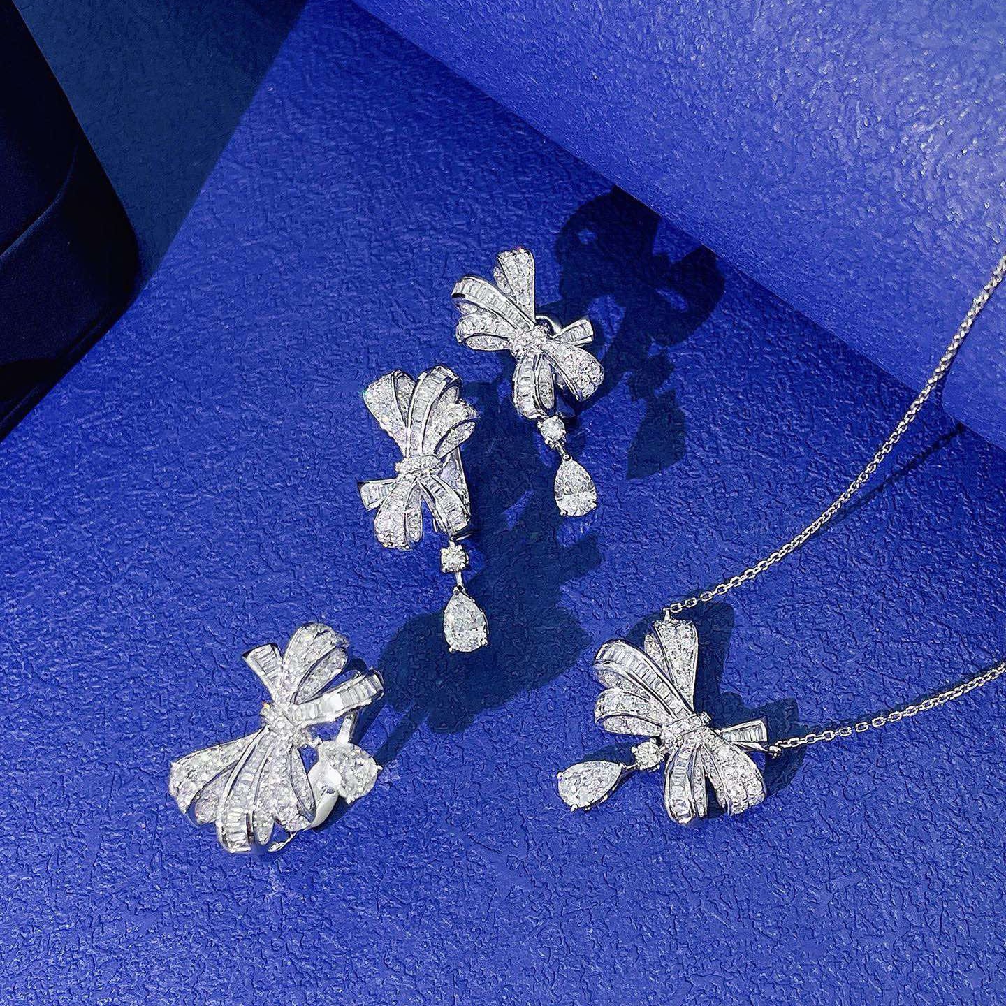 18K天然鑽石-蝴蝶垂墜搖曳耳環 - 第4張圖 18K天然鑽石-蝴蝶垂墜搖曳耳環