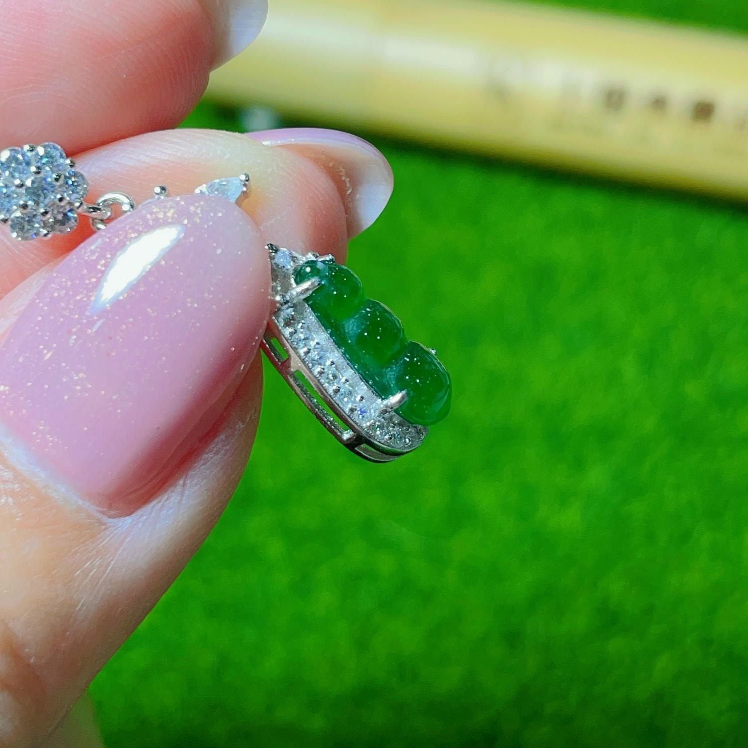 天然翡翠-A貨翡翠超級放光福豆耳環