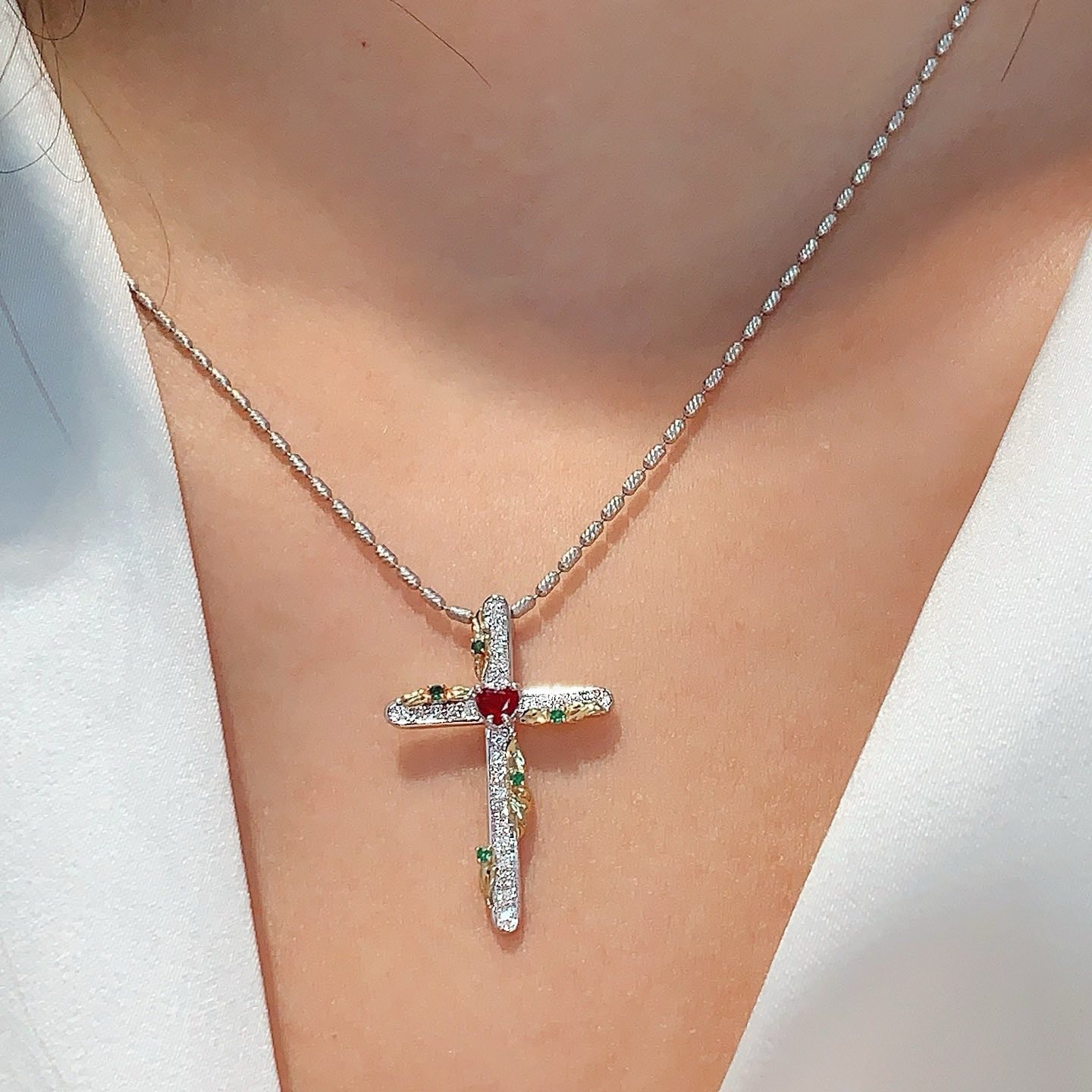 18K天然紅寶石-藝術十字架墜飾