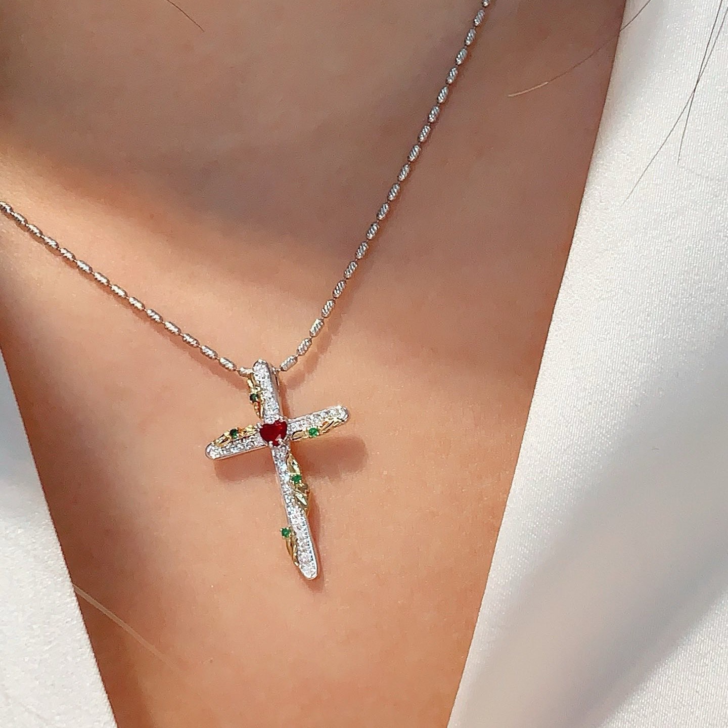 18K天然紅寶石-藝術十字架墜飾