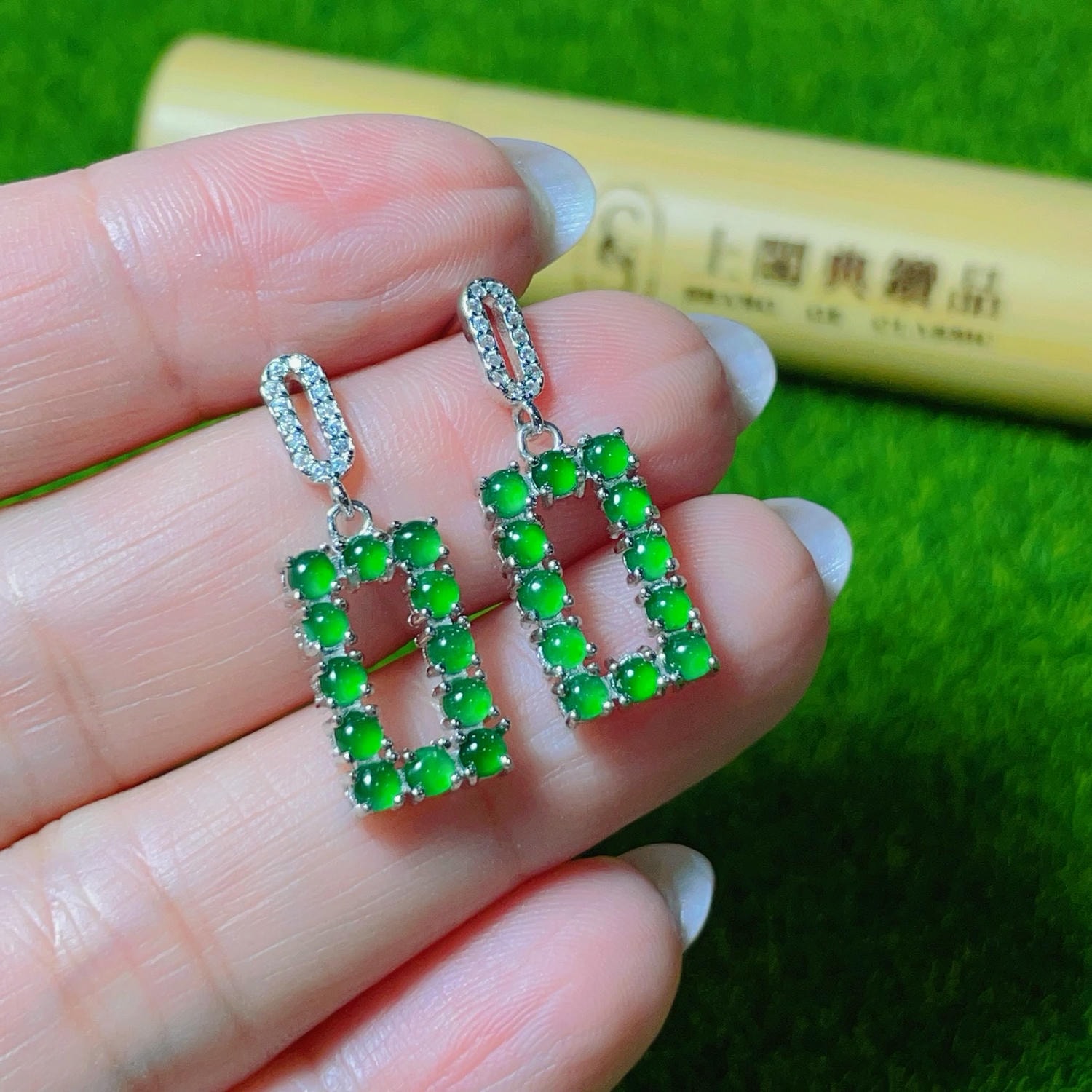 天然翡翠-A貨翡翠放光小蛋面耳環