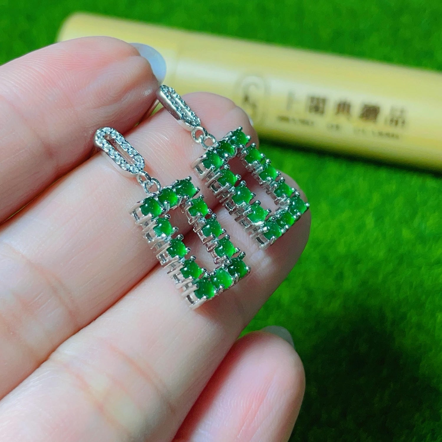 天然翡翠-A貨翡翠放光小蛋面耳環