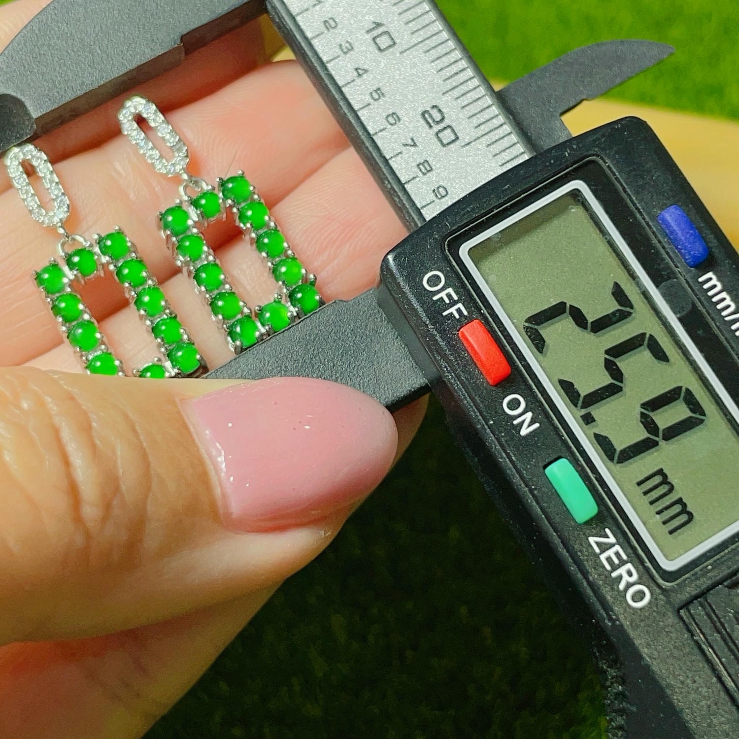 天然翡翠-A貨翡翠放光小蛋面耳環