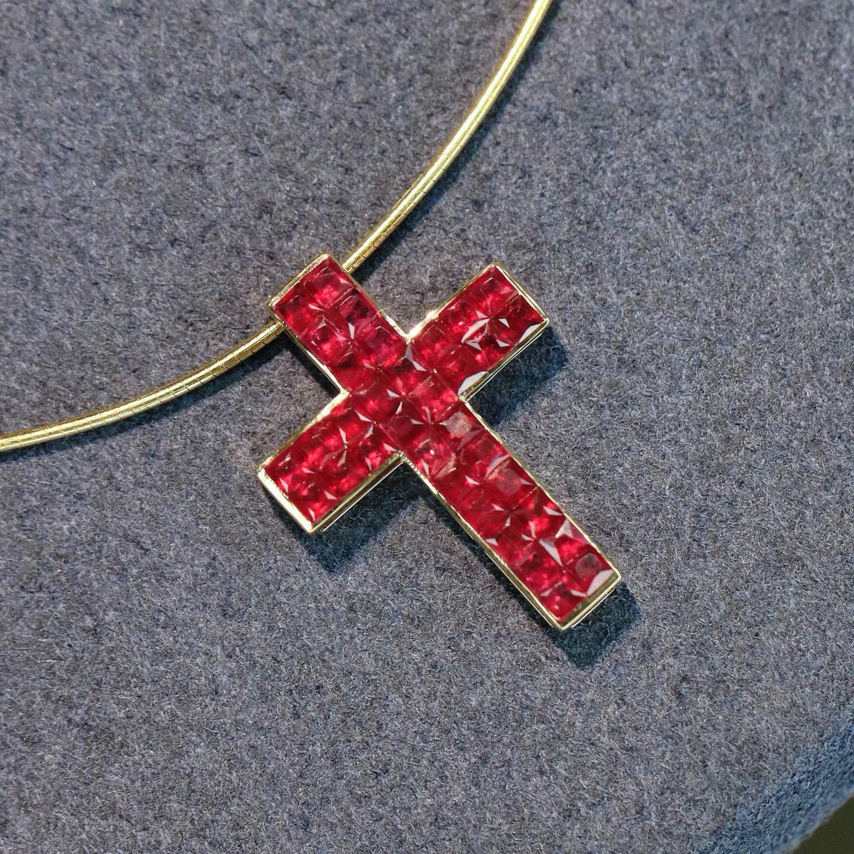 18K天然紅寶石-十字架墜飾