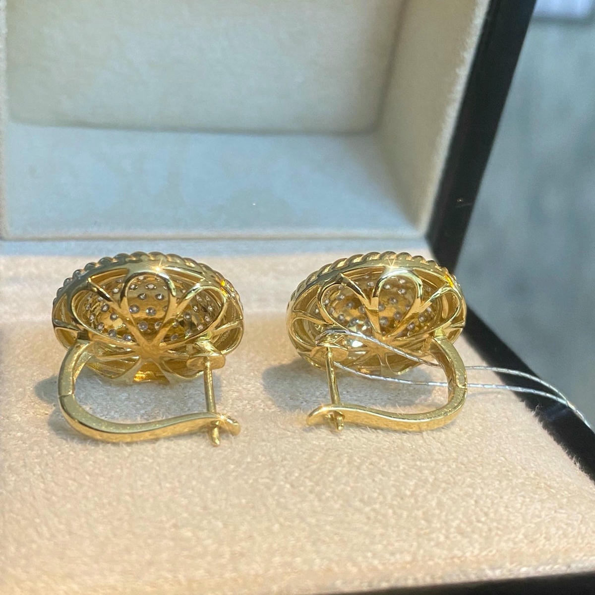 18K天然鑽石-麻花邊圓帽耳環