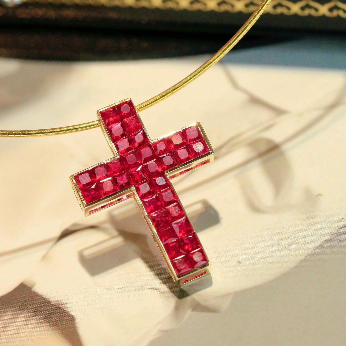 18K天然紅寶石-十字架墜飾