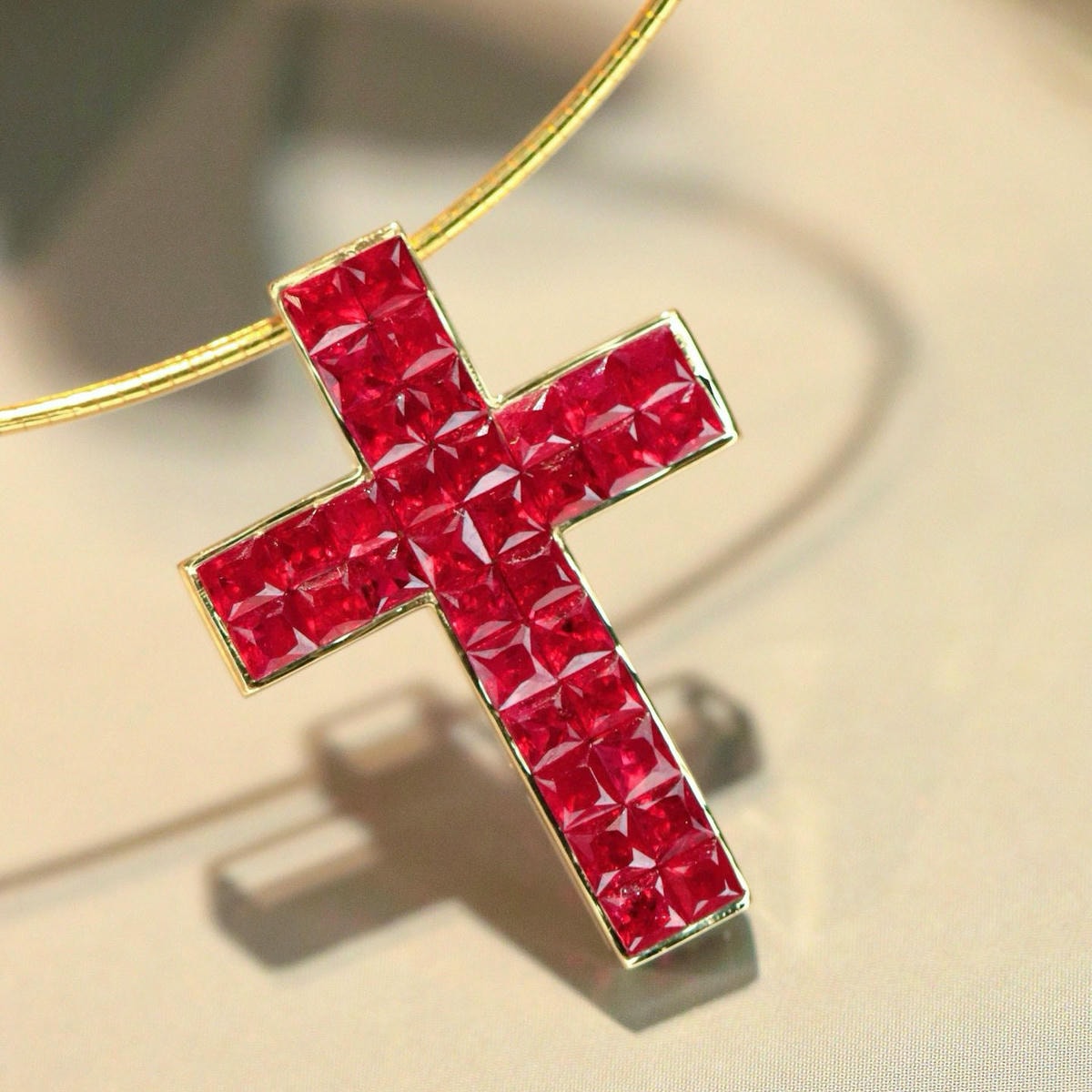 18K天然紅寶石-十字架墜飾