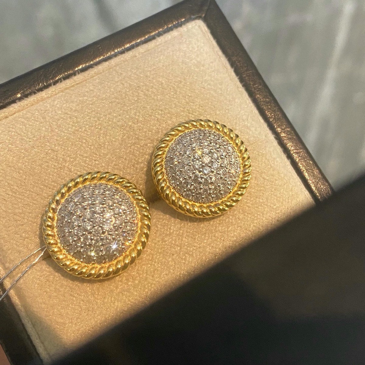 18K天然鑽石-麻花邊圓帽耳環