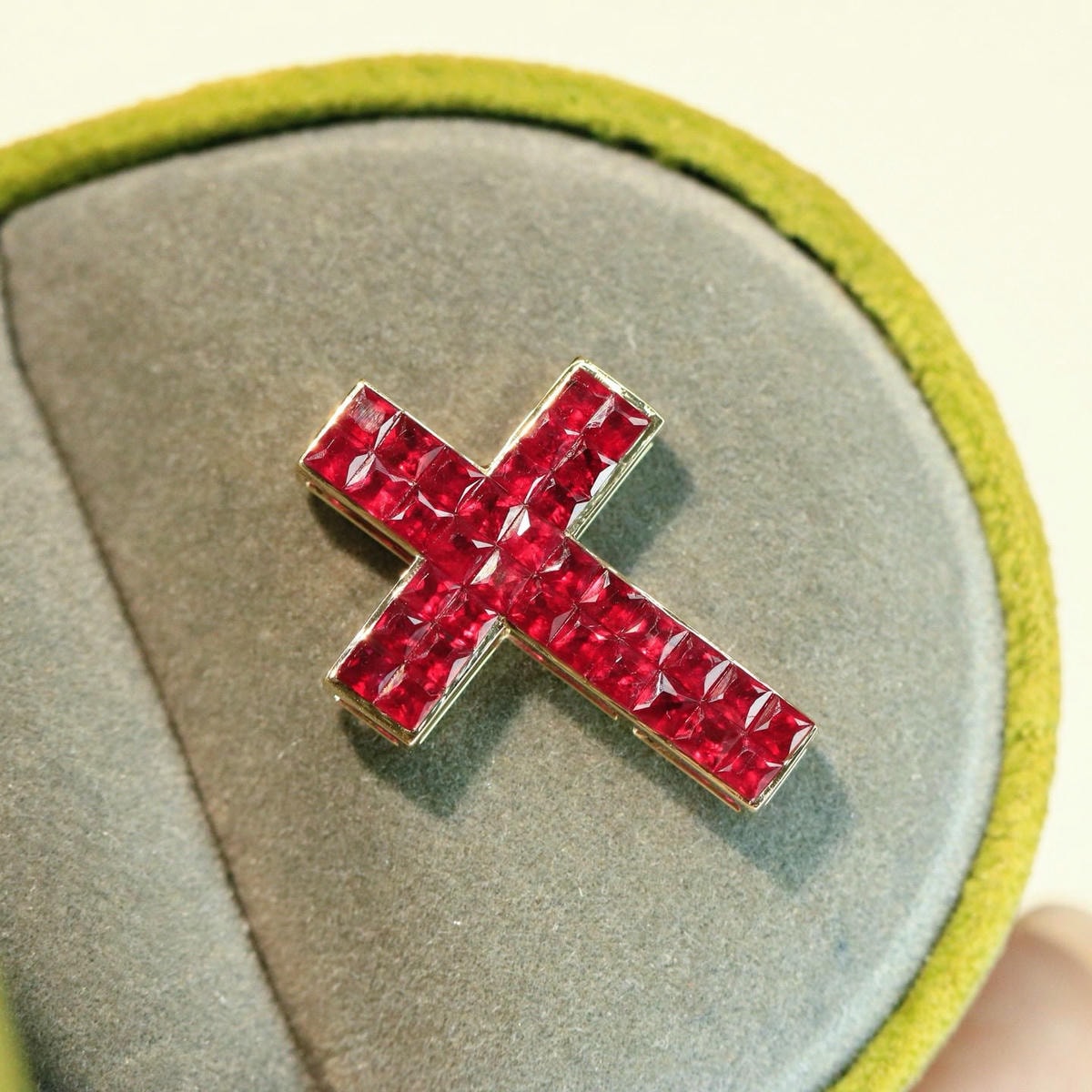 18K天然紅寶石-十字架墜飾