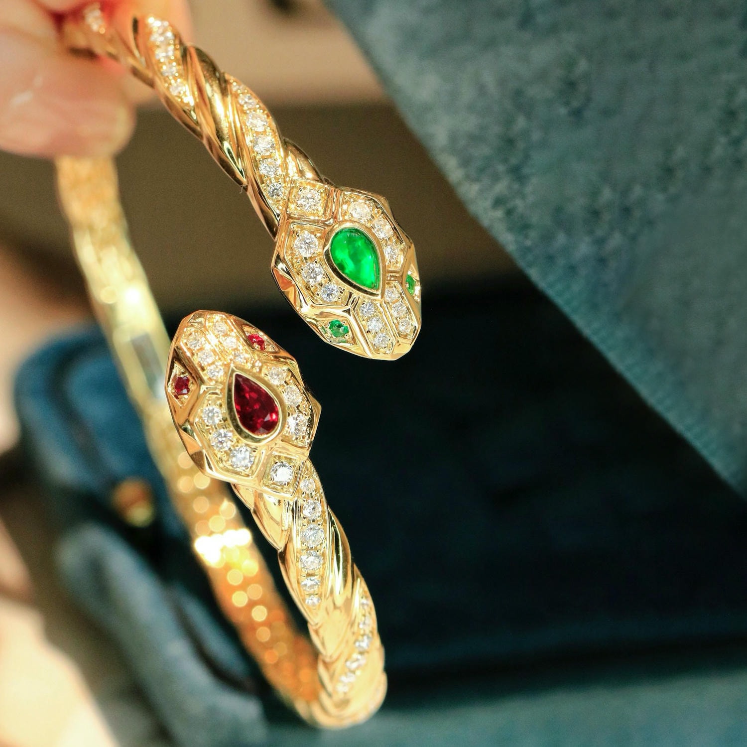 18K天然紅寶石祖母綠-霸氣雙蛇手鐲 - 第2張圖 18K天然紅寶石祖母綠-霸氣雙蛇手鐲