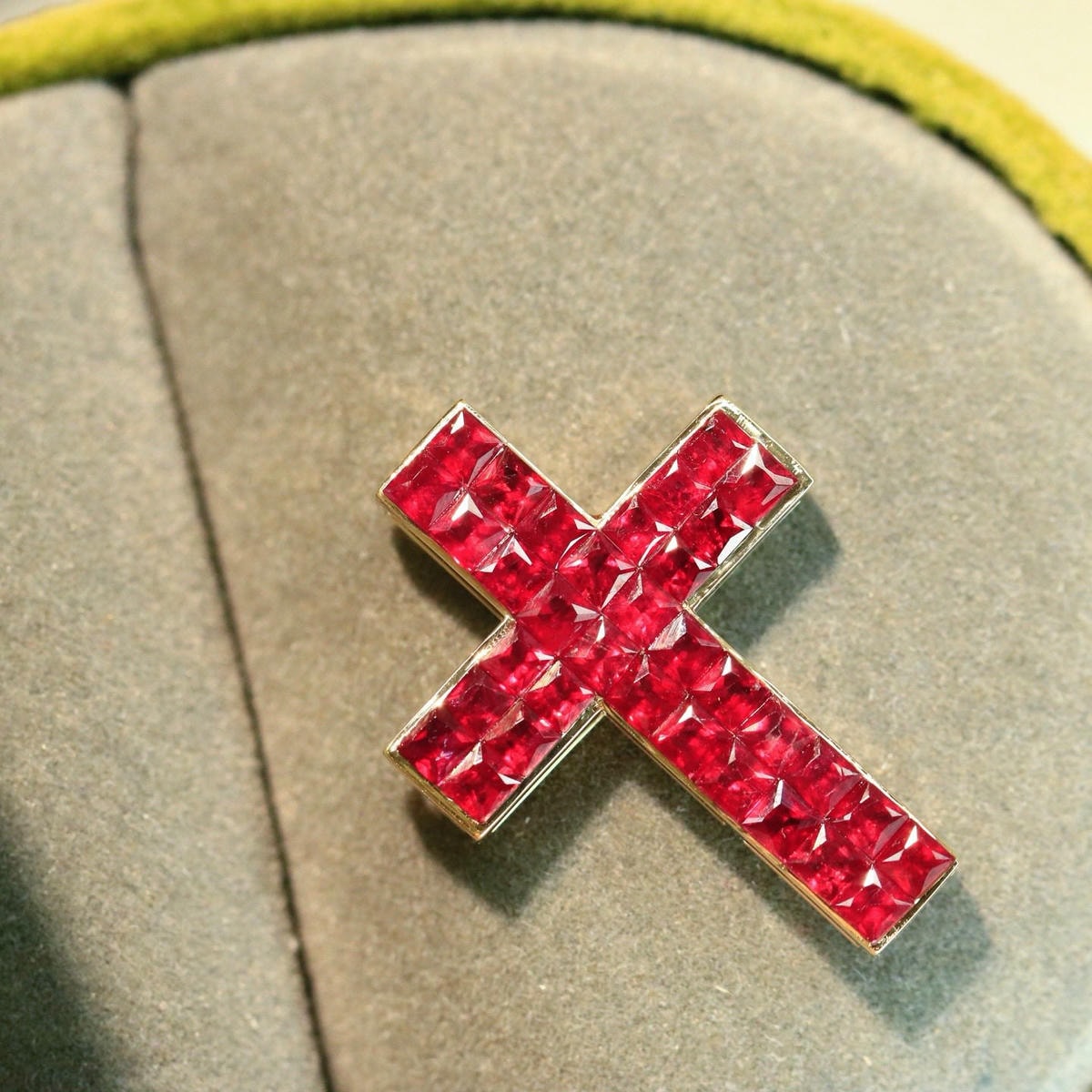 18K天然紅寶石-十字架墜飾