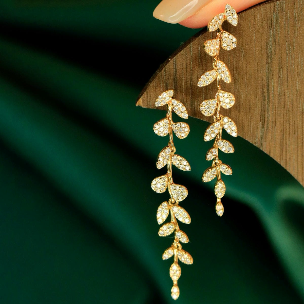 18K天然鑽石-藤蔓垂墜耳環