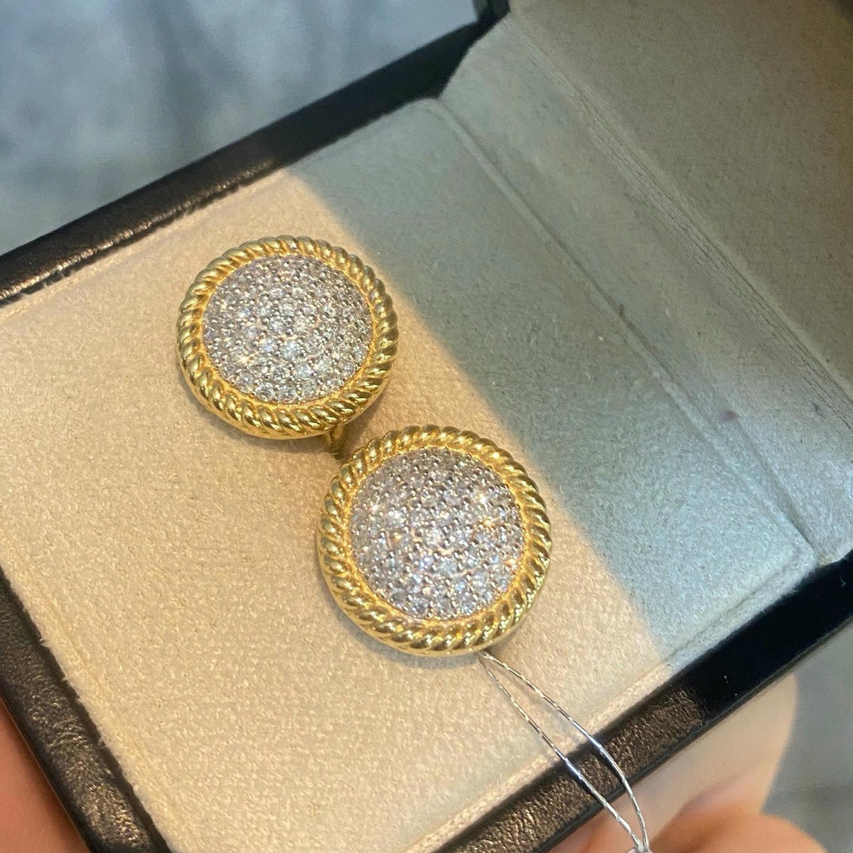 18K天然鑽石-麻花邊圓帽耳環