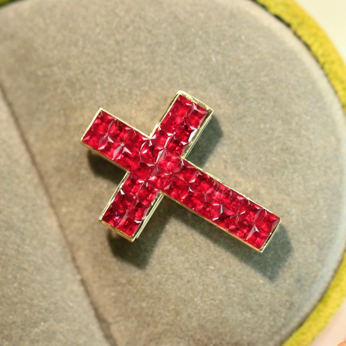18K天然紅寶石-十字架墜飾