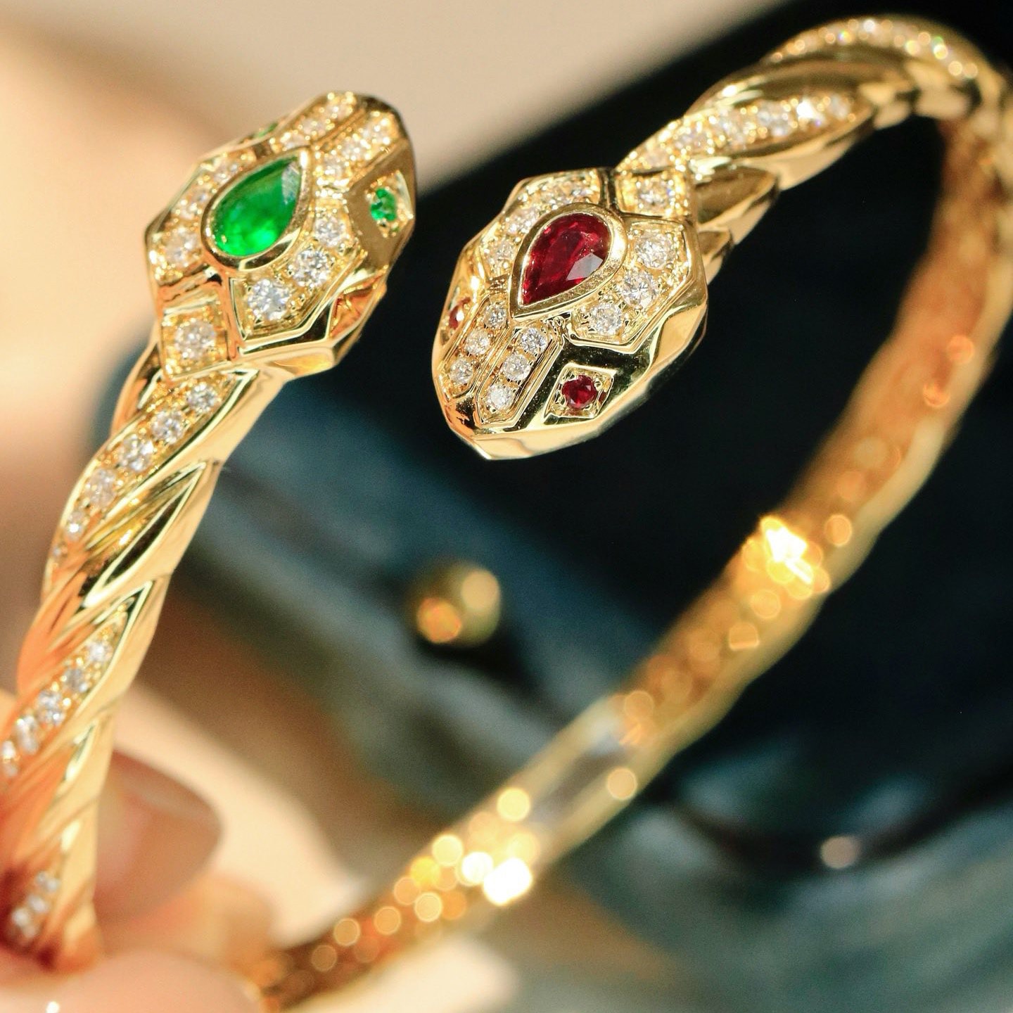 18K天然紅寶石祖母綠-霸氣雙蛇手鐲 - 第4張圖 18K天然紅寶石祖母綠-霸氣雙蛇手鐲