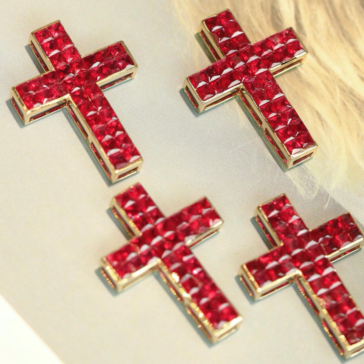 18K天然紅寶石-十字架墜飾