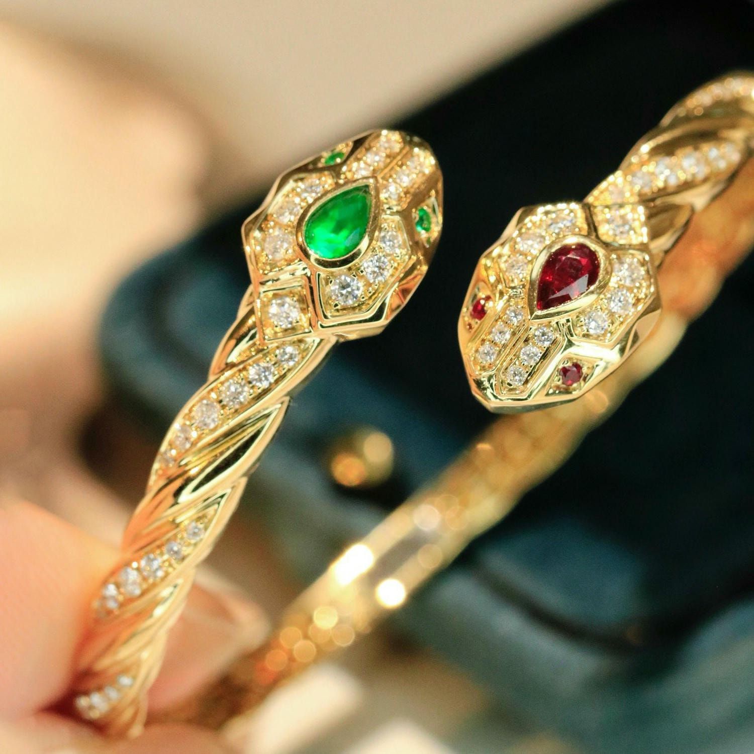 18K天然紅寶石祖母綠-霸氣雙蛇手鐲 - 第5張圖 18K天然紅寶石祖母綠-霸氣雙蛇手鐲