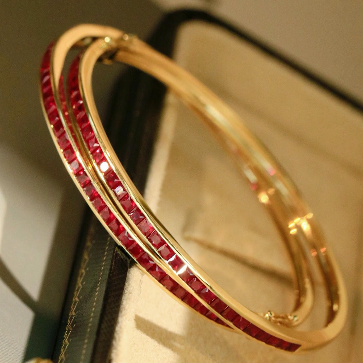 18K天然紅寶石-高雅無邊鑲嵌手鐲 - 第7張圖 18K天然紅寶石-高雅無邊鑲嵌手鐲