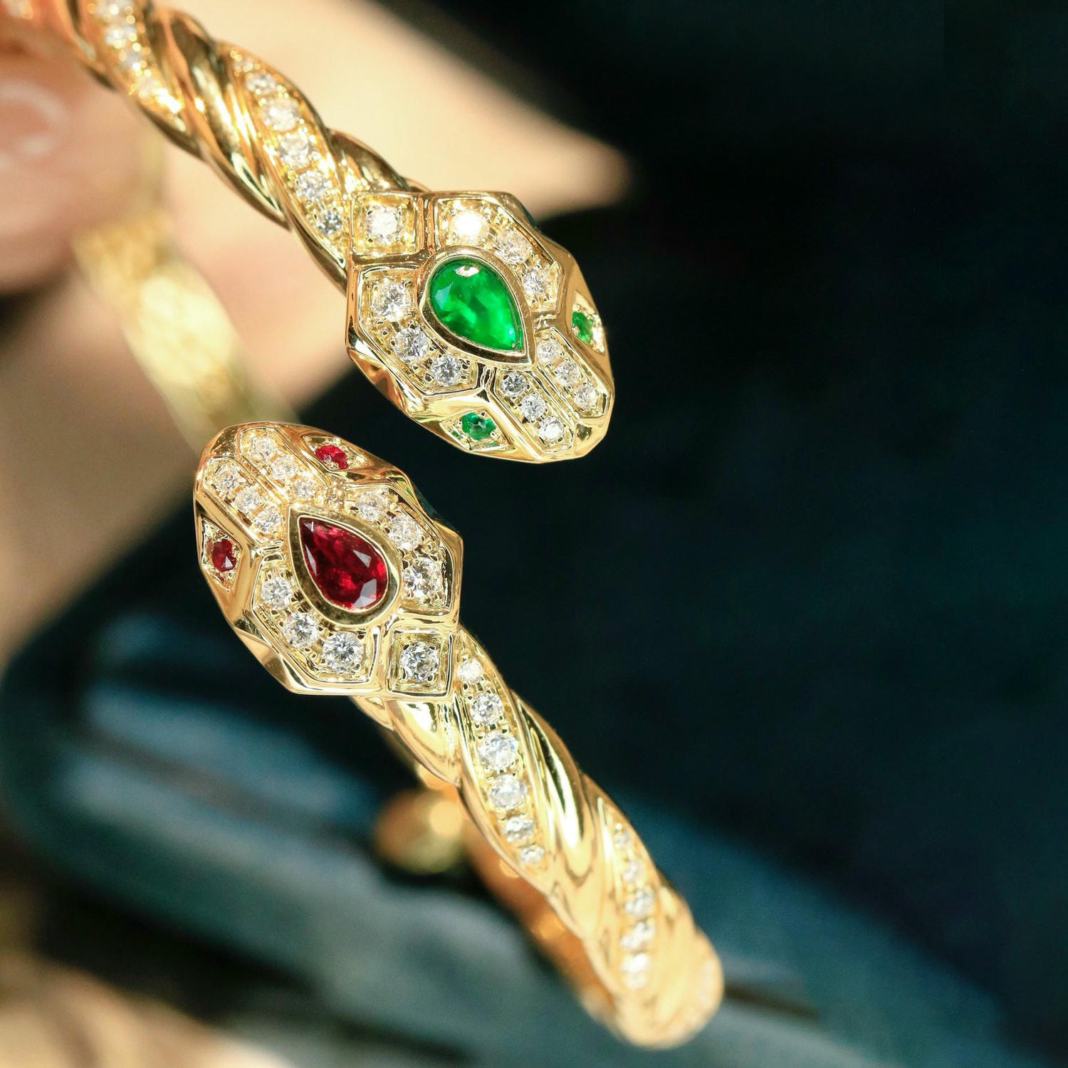 18K天然紅寶石祖母綠-霸氣雙蛇手鐲 - 第6張圖 18K天然紅寶石祖母綠-霸氣雙蛇手鐲