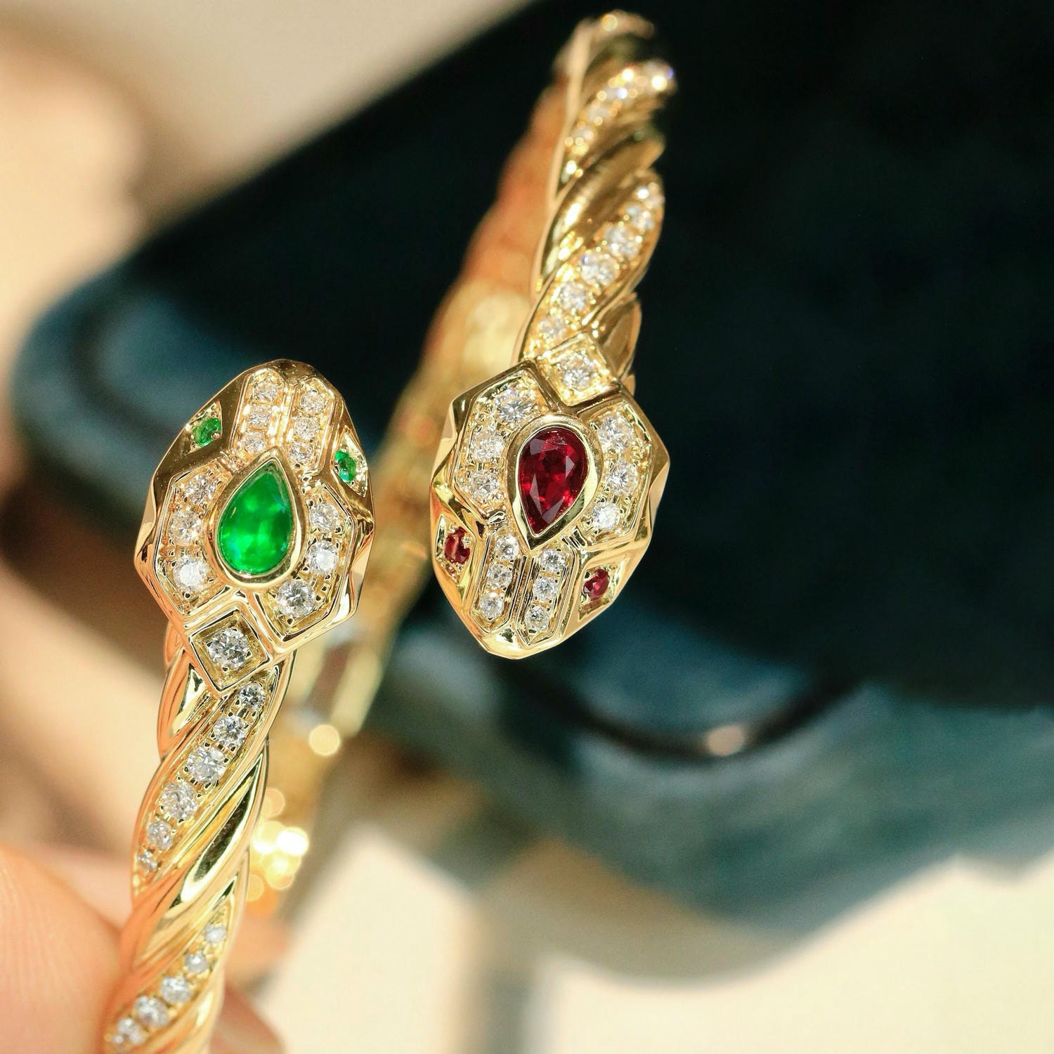 18K天然紅寶石祖母綠-霸氣雙蛇手鐲 - 第7張圖 18K天然紅寶石祖母綠-霸氣雙蛇手鐲