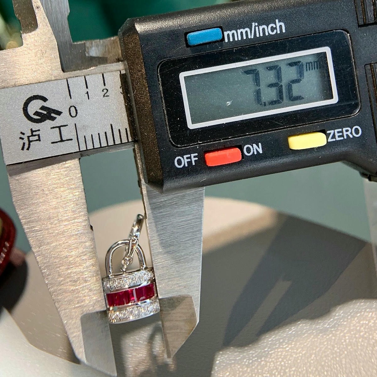 18K天然紅寶石-貴氣鎖頭造型墜飾 - 第8張圖 18K天然紅寶石-貴氣鎖頭造型墜飾