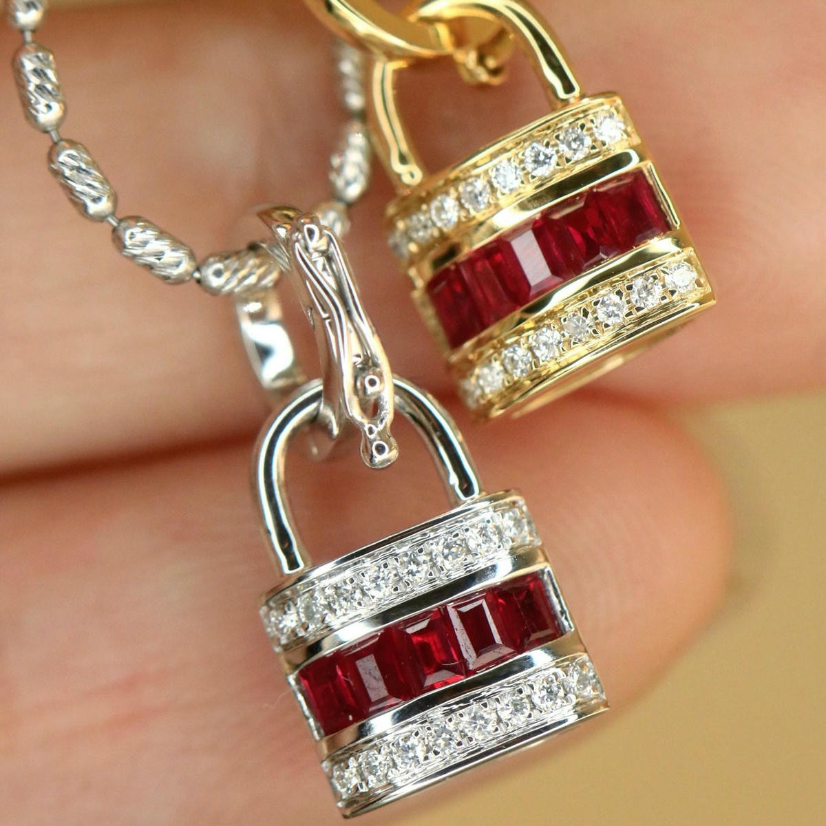 18K天然紅寶石-貴氣鎖頭造型墜飾 - 第1張圖 18K天然紅寶石-貴氣鎖頭造型墜飾