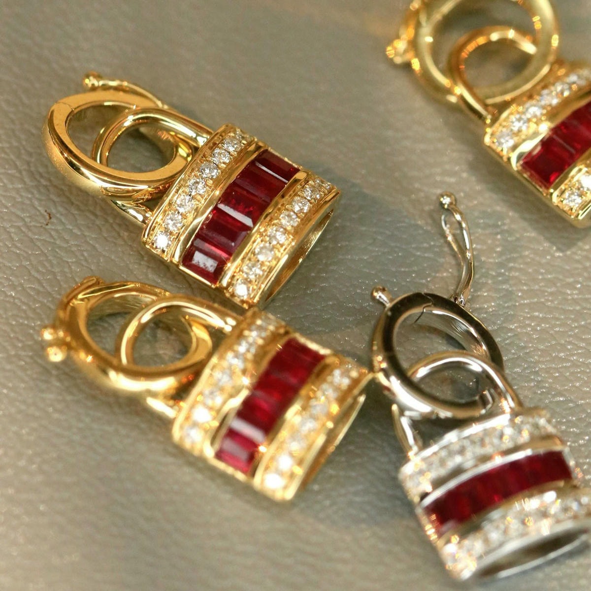 18K天然紅寶石-貴氣鎖頭造型墜飾 - 第2張圖 18K天然紅寶石-貴氣鎖頭造型墜飾