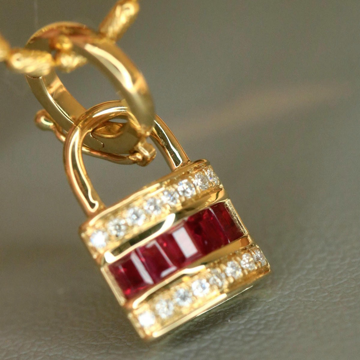 18K天然紅寶石-貴氣鎖頭造型墜飾 - 第4張圖 18K天然紅寶石-貴氣鎖頭造型墜飾