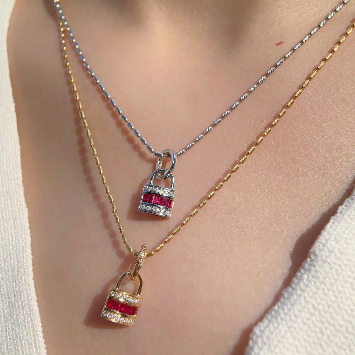 18K天然紅寶石-貴氣鎖頭造型墜飾