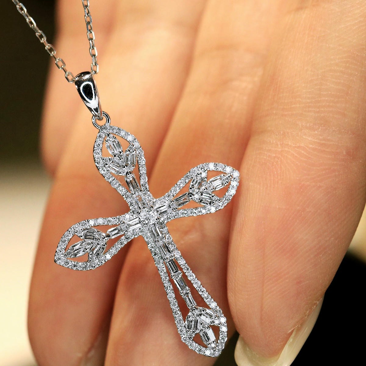 18K天然鑽石-精緻十字架墜飾