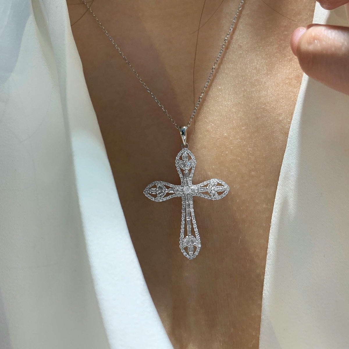 18K天然鑽石-精緻十字架墜飾