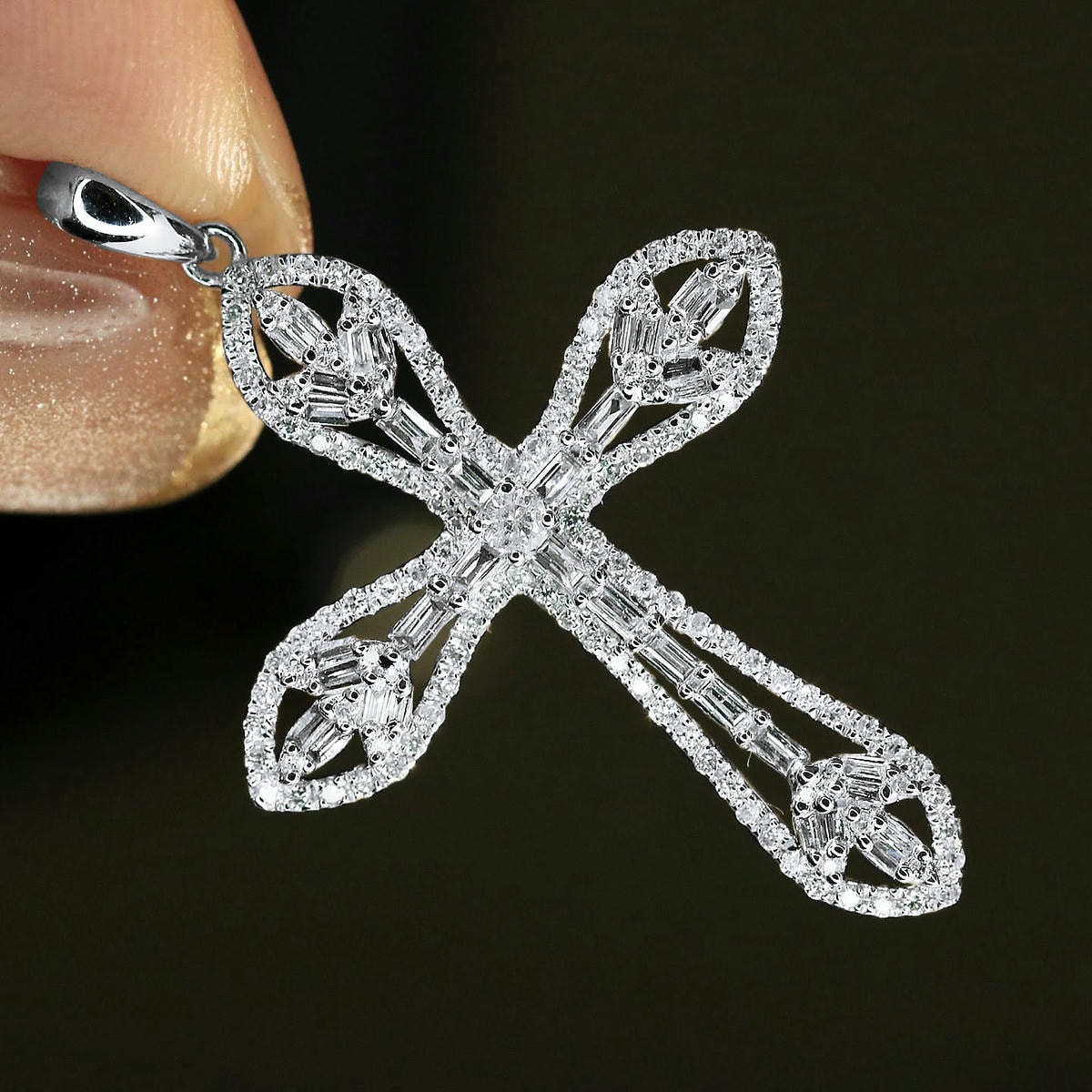 18K天然鑽石-精緻十字架墜飾