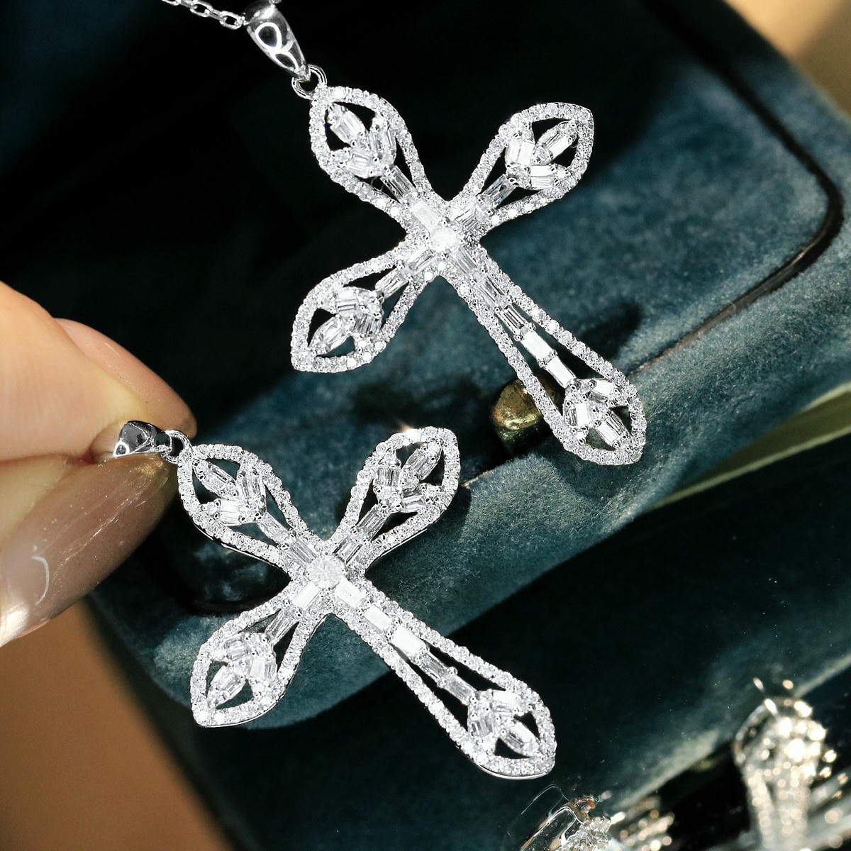 18K天然鑽石-精緻十字架墜飾