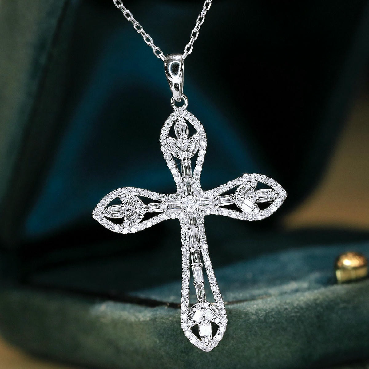 18K天然鑽石-精緻十字架墜飾