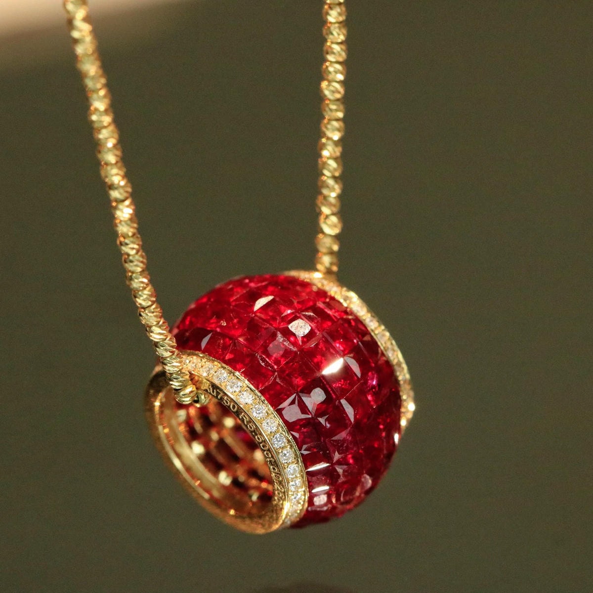 18K天然紅寶石-大蠻腰豪華墜飾