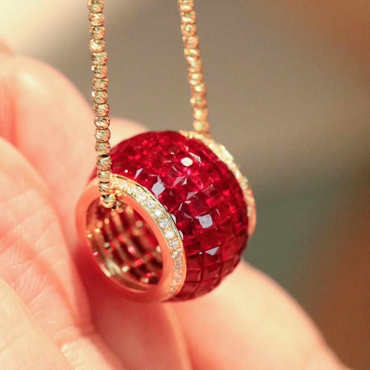 18K天然紅寶石-大蠻腰豪華墜飾