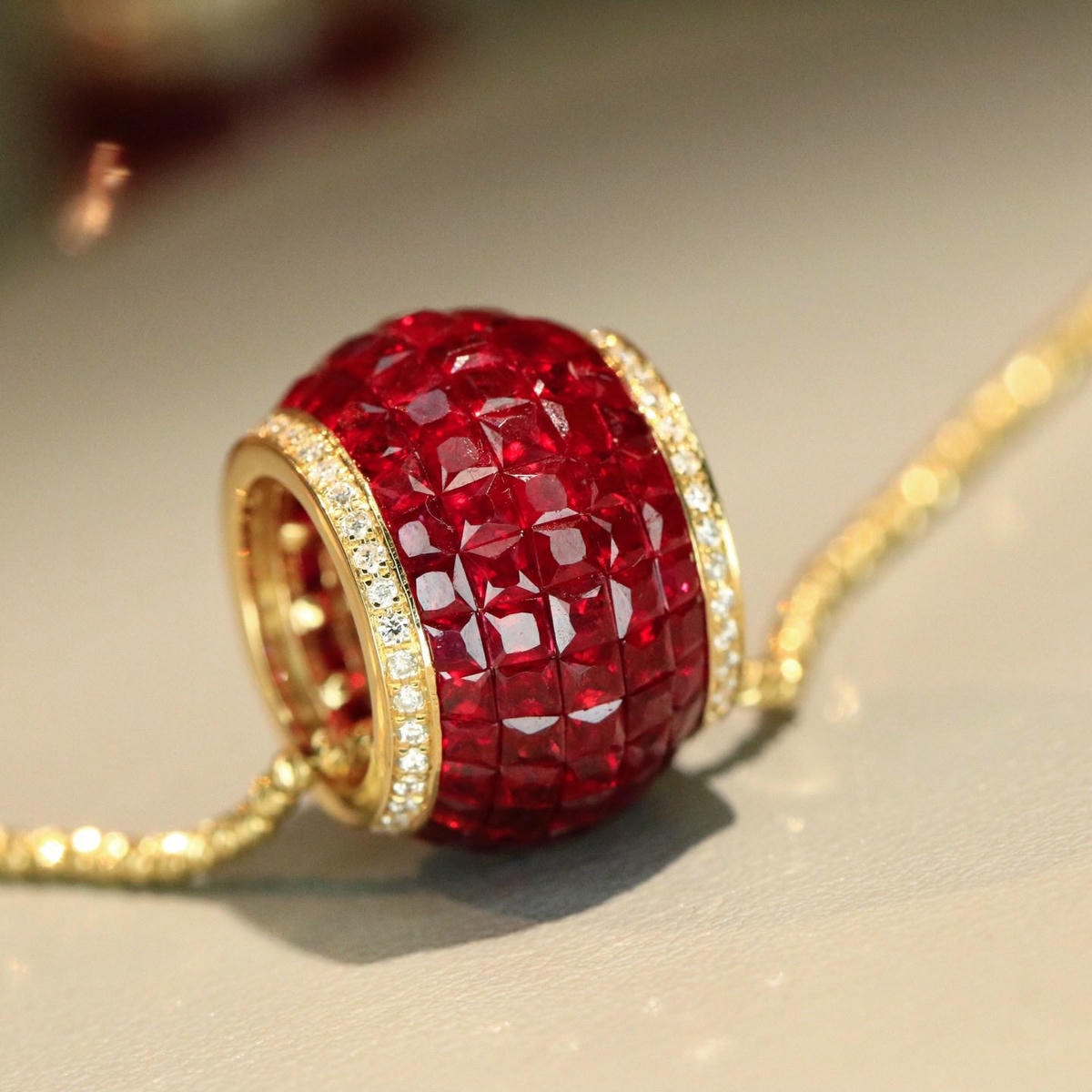 18K天然紅寶石-大蠻腰豪華墜飾