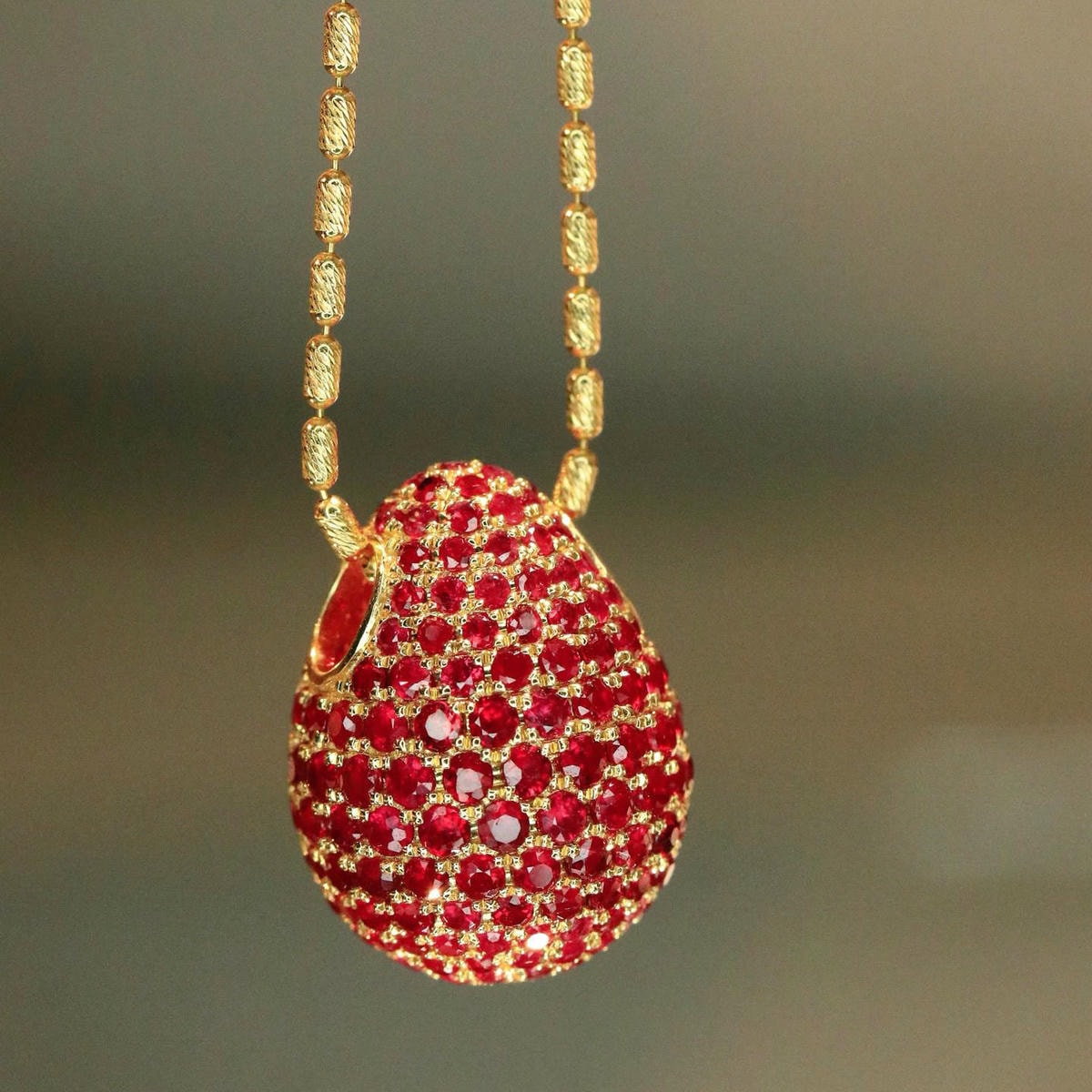 18K天然紅寶石-豪華鴿子蛋墜飾