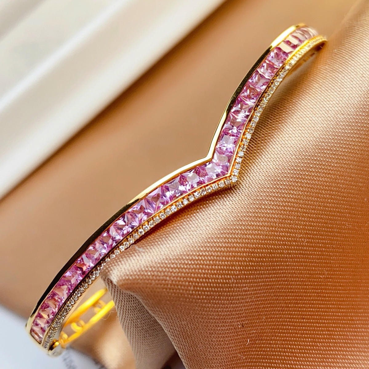 18K天然粉紅藍寶石-貴族風V型手鐲