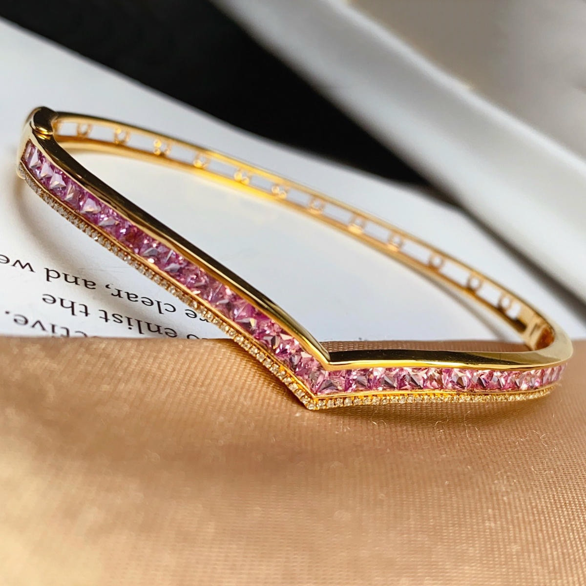 18K天然粉紅藍寶石-貴族風V型手鐲