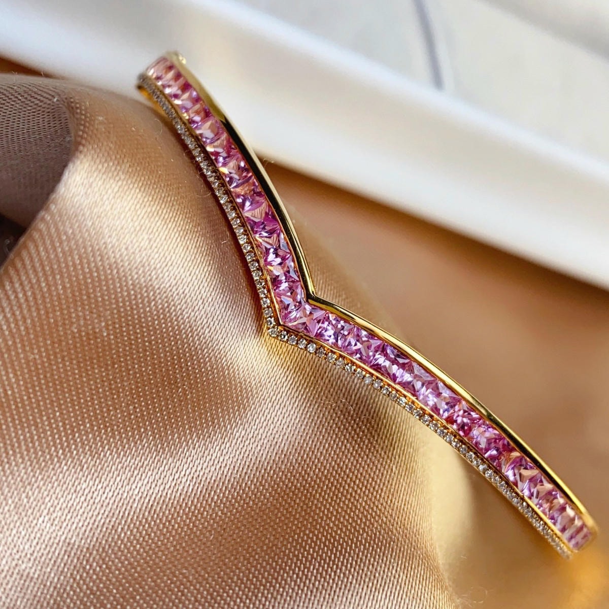 18K天然粉紅藍寶石-貴族風V型手鐲