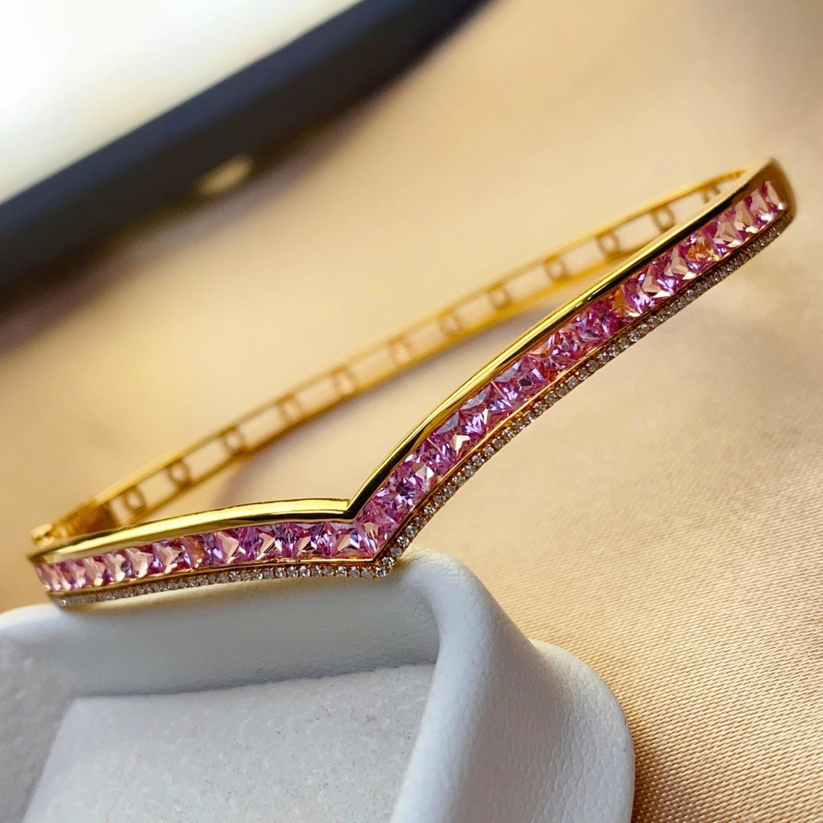 18K天然粉紅藍寶石-貴族風V型手鐲